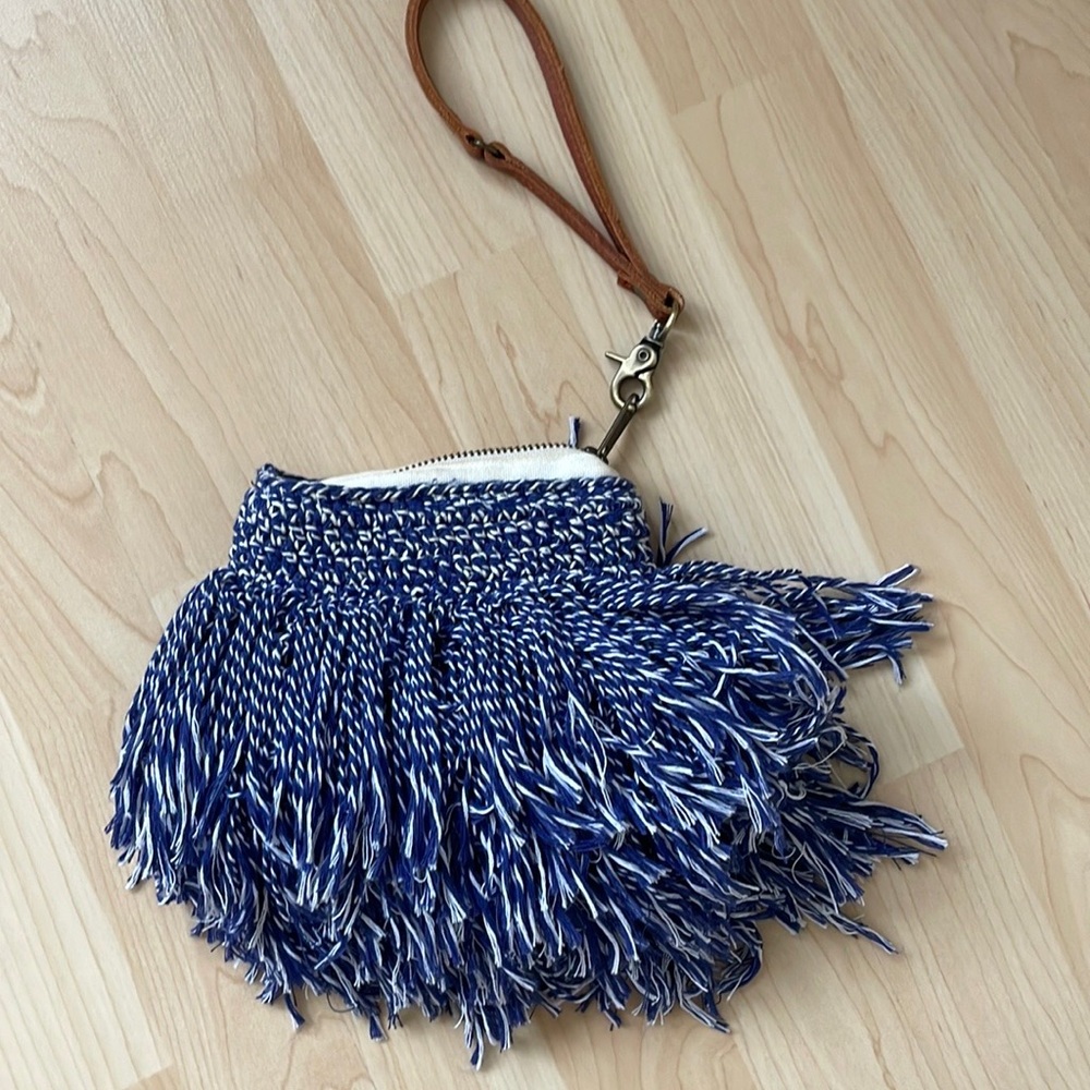 Elliot Mann blue white wristlet purse